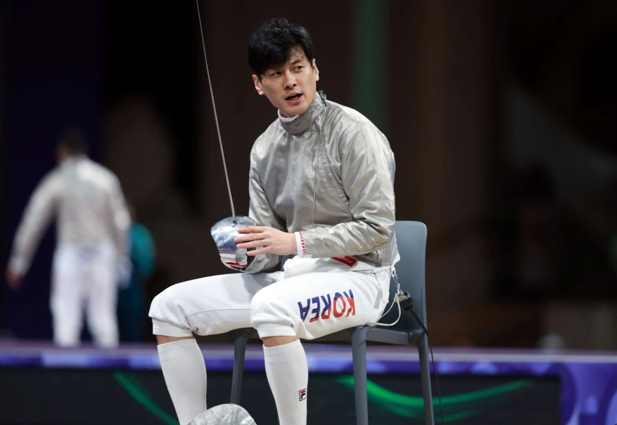 대한민국 펜싱 대표팀 구본길 선수가 2024년 7월 27일 오후(한국시간) 프랑스 파리 그랑 팔레에서 열린 남자 사브르 개인 32강 경기에서 튀니지의 파레스 페르자니 선수와 맞대결에서 밀리는 상황에 자리에 앉아 '할 수 있다'를 되새기고 있다. / 뉴스1