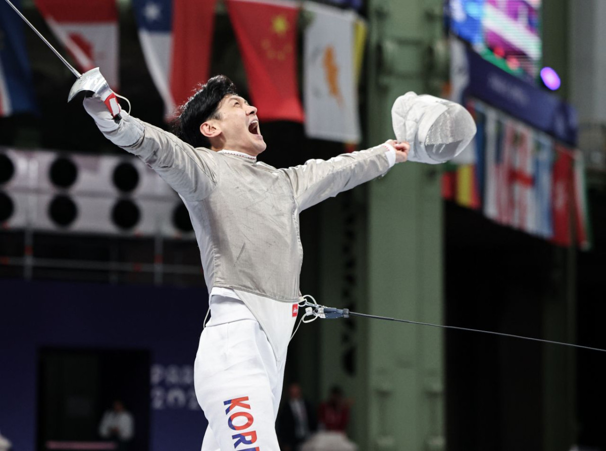 대한민국 펜싱 대표팀 구본길이 2024년 7월 31일(한국시간) 프랑스 파리 그랑 팔레에서 열린 2024 파리올림픽 펜싱 남자 사브르 단체 4강 프랑스와의 경기에서 득점에 기뻐하고 있다. / 뉴스1
