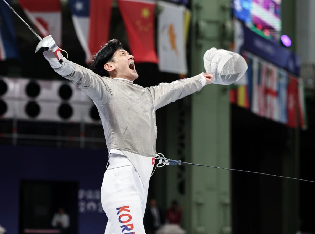 대한민국 펜싱 대표팀 구본길이 2024년 7월 31일(한국시간) 프랑스 파리 그랑 팔레에서 열린 2024 파리올림픽 펜싱 남자 사브르 단체 4강 프랑스와의 경기에서 득점에 기뻐하고 있다. / 뉴스1