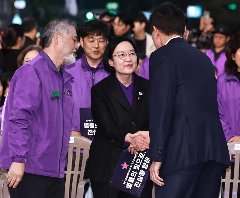 오세훈 서울시장과 악수하는 한성숙 국무총리 / 뉴스1
