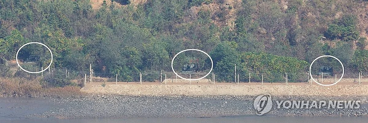 대남·대북 확성기 심리전 재개를 둘러싼 남북 갈등이 고조되고 있는 가운데 25일 경기 김포시 애기봉 전망대에서 바라본 북한 황해도 개풍군 해안가 접경지역에서 북한군 자주포들이 남측을 향해 있다 / 연합뉴스