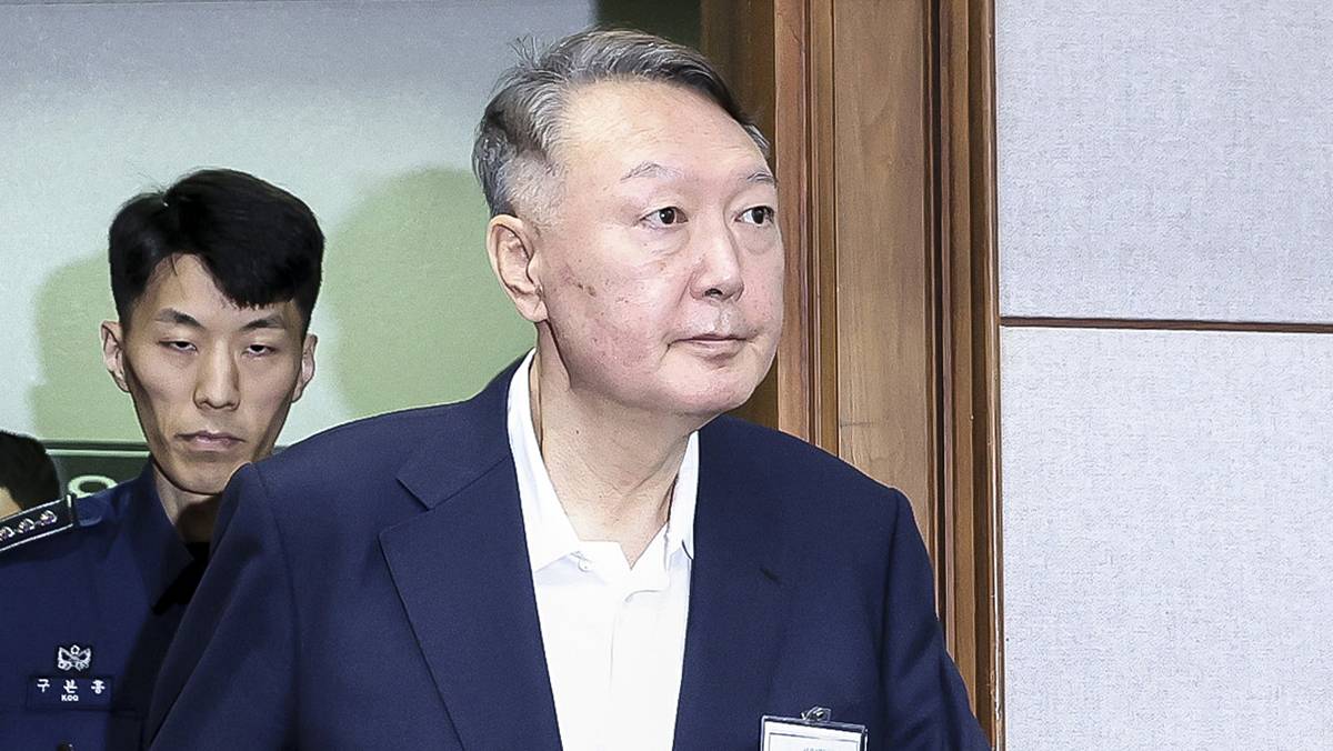 윤 전 대통령 '실명 위기설' 일파만파…변호인이 직접 공개한 '현재 상태'
