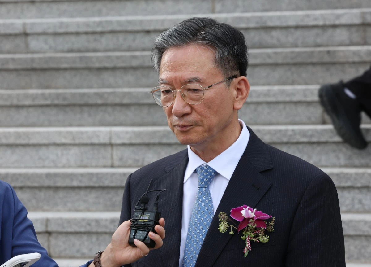 정성호 당시 법무부 장관이 지난 8월 26일 경기 과천시 정부과천청사에서 열린 이임식을 마친 뒤 취재진의 질문에 답하고 있다. / 뉴스1