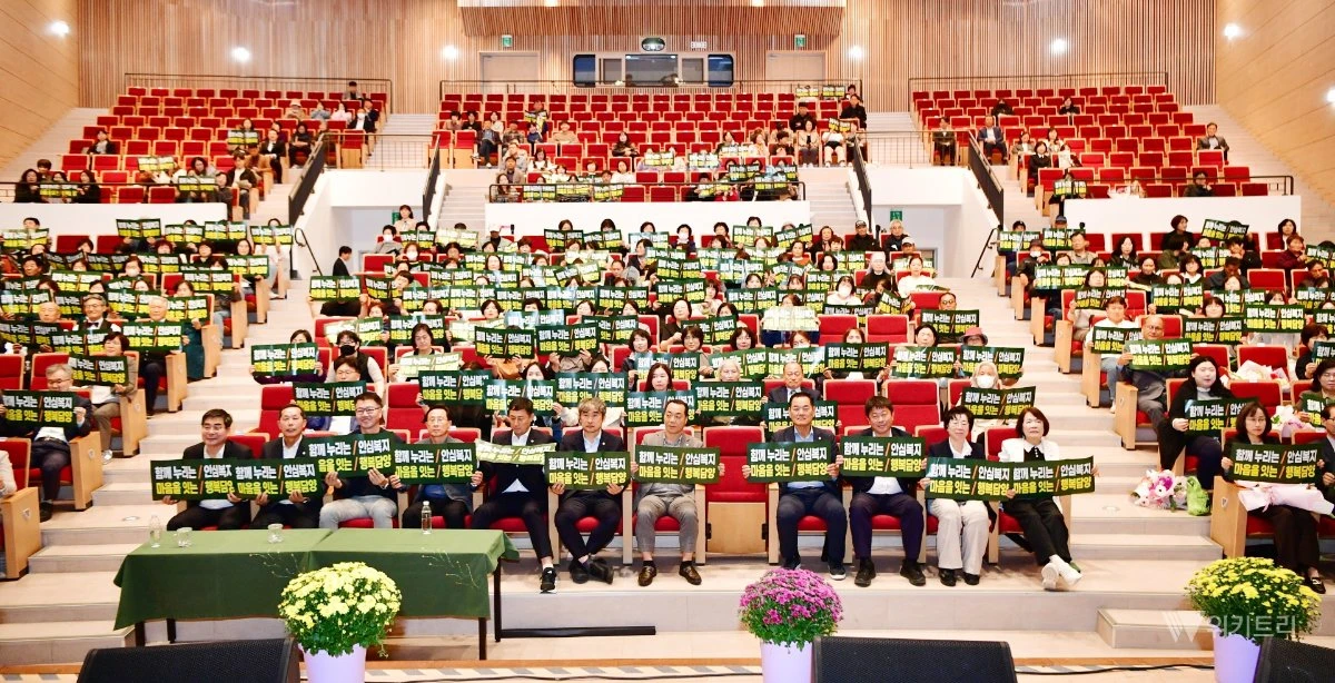 담양군(군수 박종원)은 지난 22일 담양문화회관에서 지역사회복지 종사자들의 노고를 격려하고 서로 교류하는 ‘제11회 담양군 지역사회복지인 어울림한마당’을 개최했다. / 담양군