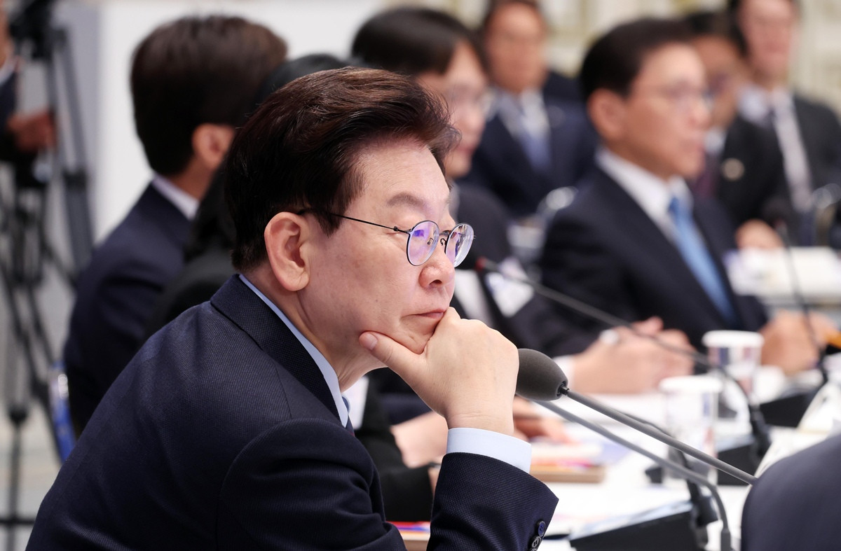 이재명 대통령이 지난 23일 청와대 영빈관에서 열린 규제합리화위원회 제2차 전체회의에서 참석자들의 발언을 경청하고 있다. / 뉴스1