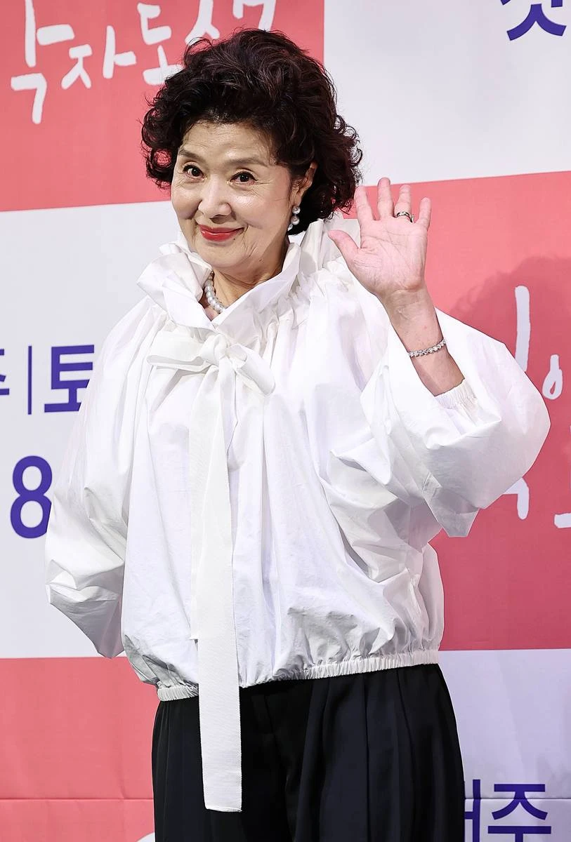 배우 윤미라가 2023년 9월 12일 오후 서울 구로구 신도림동 라마다 서울 신도림에서 열린 KBS2 주말드라마 '효심이네 각자도생' 제작발표회에서 포즈를 취하고 있다 / 뉴스1