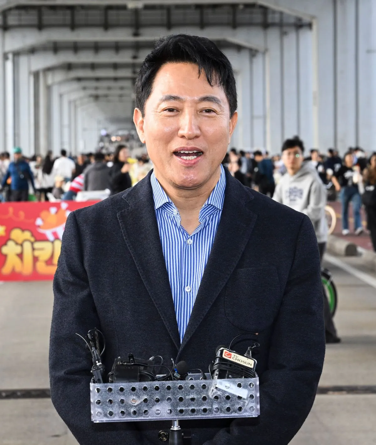 오세훈 서울시장이 지난 25일 오후 보행전용교 전환 공사를 하루 앞둔 서울 잠수교를 찾아 치킨데이 행사장을 둘러본 뒤 취재진과 인터뷰를 하고 있다. / 공동취재-뉴스1