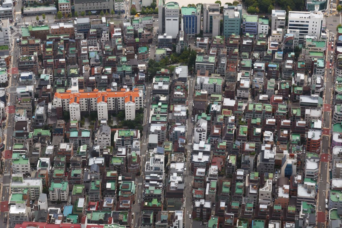 서울 송파구 롯데월드타워에서 바라본 빌라 단지.  / 뉴스1