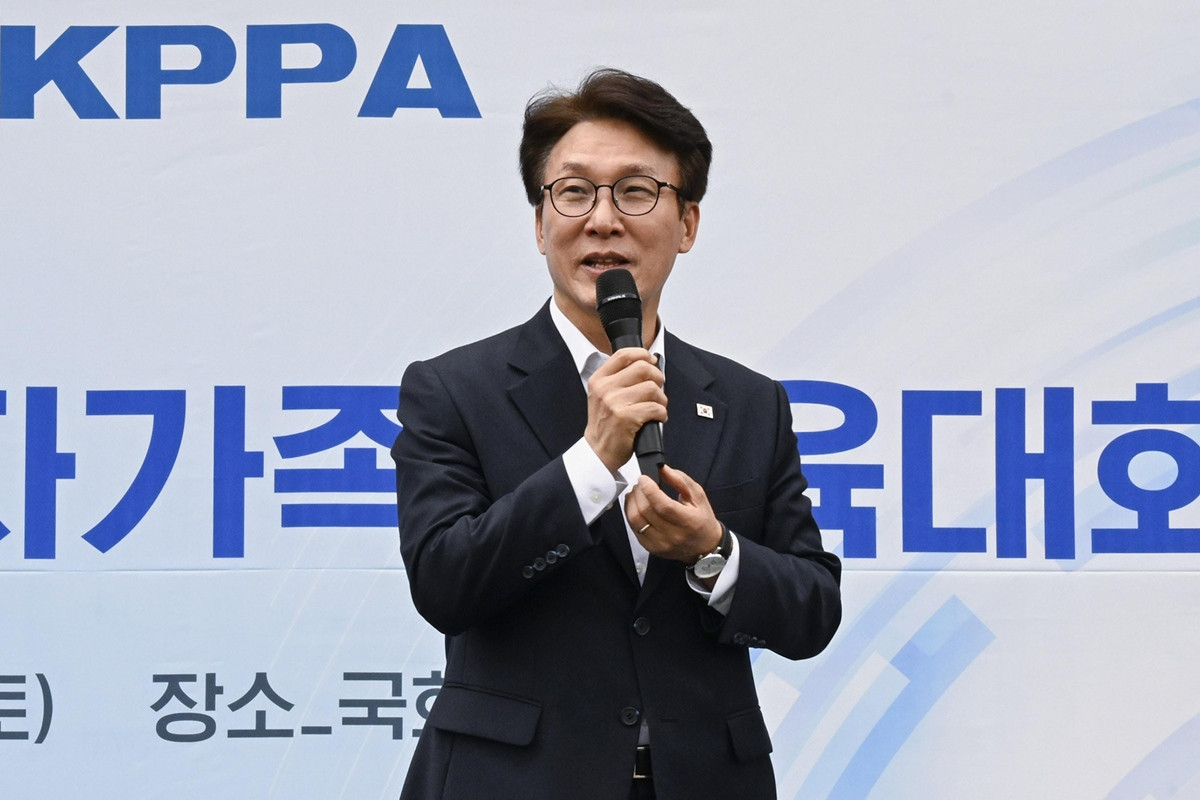 김민석 더불어민주당 대표가 24일 서울 여의도 국회운동장에서 한국사진기자협회 주최로 열린 '2026 사진기자가족 체육대회'를 방문해 인사말을 하고 있다. / 뉴스1