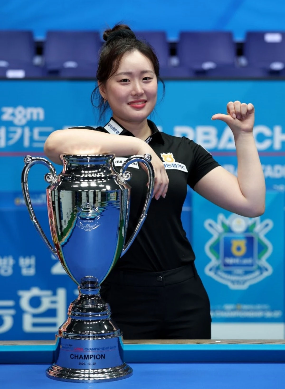 김보미가 데뷔 7년 만에 첫 우승을 차지한 뒤 트로피를 들어 올리고 있다. / 프로당구협회 제공