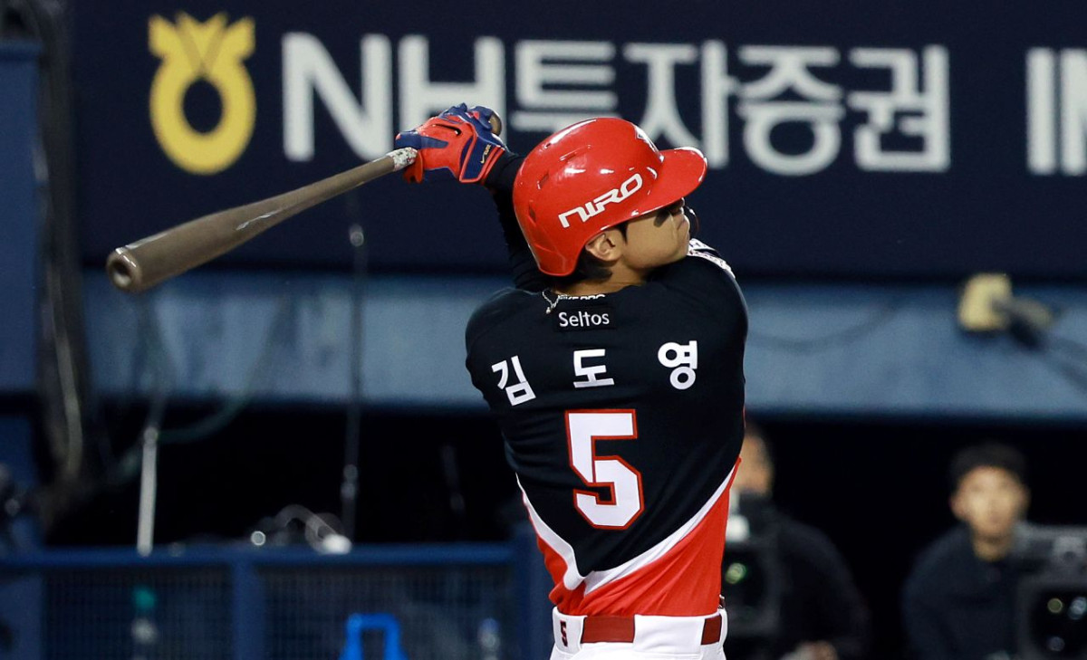 지난 20일 오후 서울 송파구 잠실야구장에서 열린 프로야구 2026 신한 SOL KBO 포스트시즌 준플레이오프 3차전 KIA 타이거즈와 LG 트윈스의 경기, 2회초 1사 만루 상황에서 KIA 김도영이 만루홈런을 치고 있다. / 뉴스1