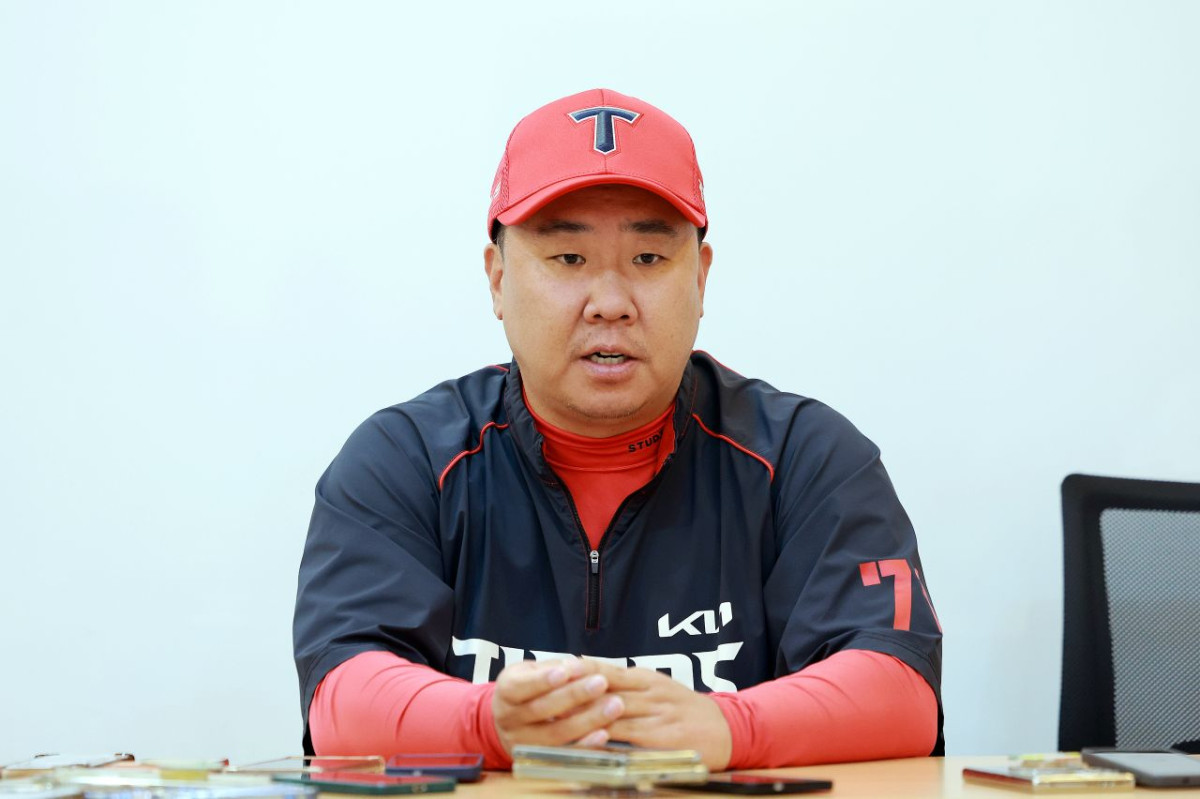 이범호 KIA 타이거즈 감독이 지난 20일 서울 잠실야구장에서 LG 트윈스와의 KBO 프로야구 포스트시즌 준플레이오프 3차전을 앞두고 취재진 질문에 답변하고 있다. / 뉴스1