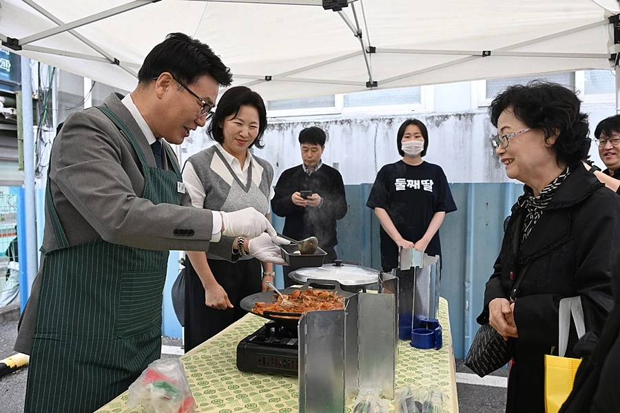 김원기 의정부시장이 제19회 의정부부대찌개축제에서 직접 부대찌개를 조리해 방문객에게 선보이고 있다