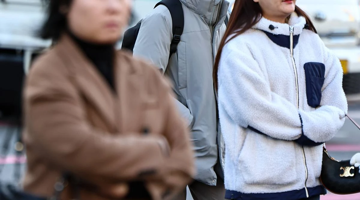 두터운 옷을 입은 시민들이 지나고 있다 / 뉴스1