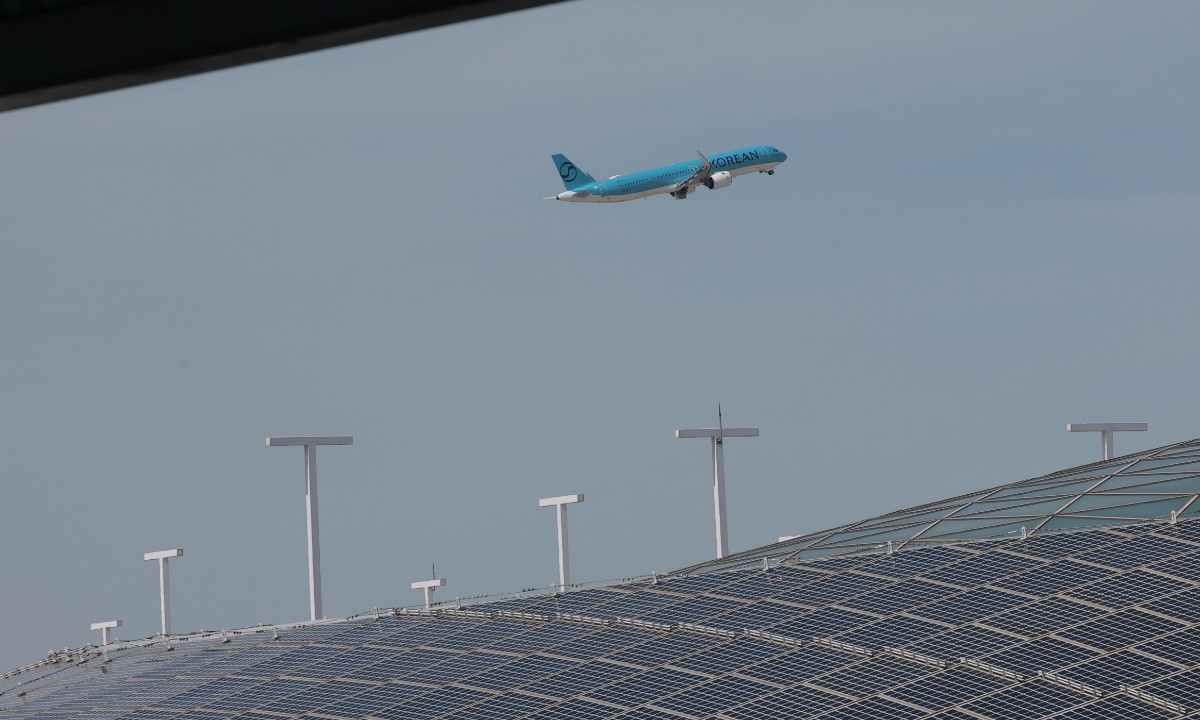 인천국제공항 인근 상공을 항공기가 날고 있다. / 뉴스1
