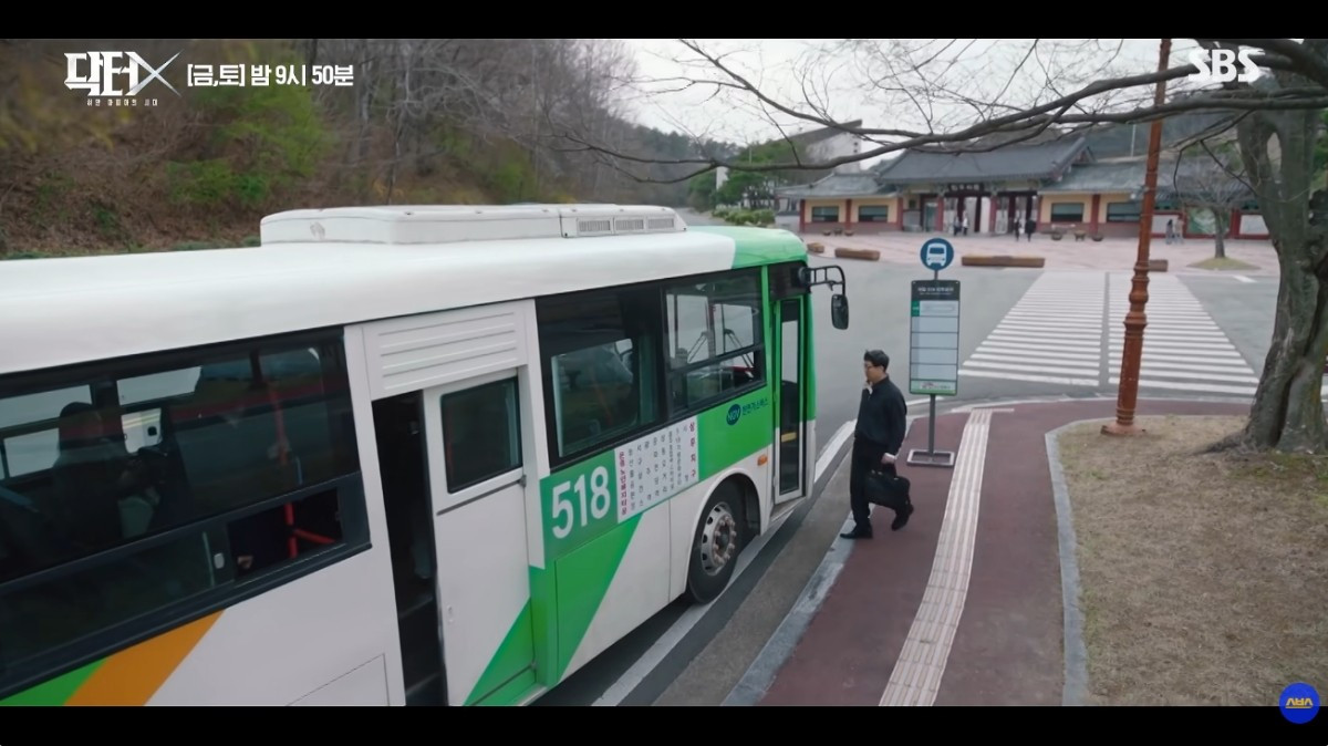 지난 24일 방영된 '닥터X : 하얀 마피아의 시대' 6회에서 등장한 518 버스. / 유튜브 'SBS'