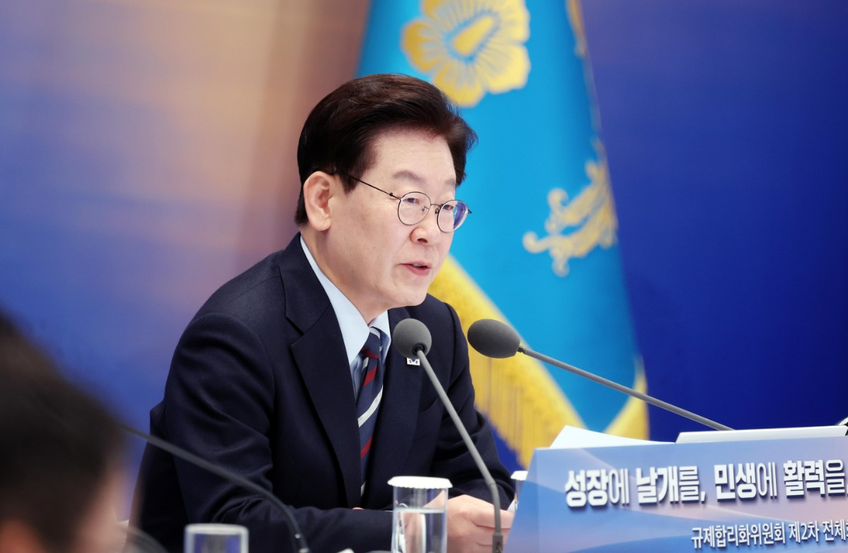 서울의 이재명 대통령 국정수행 지지율이 30%대 초반까지 내려앉았다는 소식이 전해졌다. 이재명 대통령이 23일 청와대 영빈관에서 열린 규제합리화위원회 제2차 전체회의에서 모두 발언을 하고 있다. / 뉴스1
