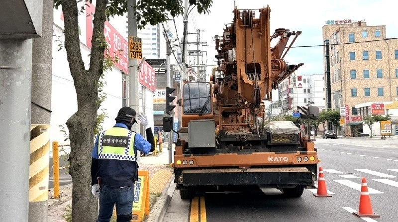 대전시 단속반이 도로변에 정차한 대형 건설기계를 대상으로 과적 여부를 점검하고 있다./사진=대전시