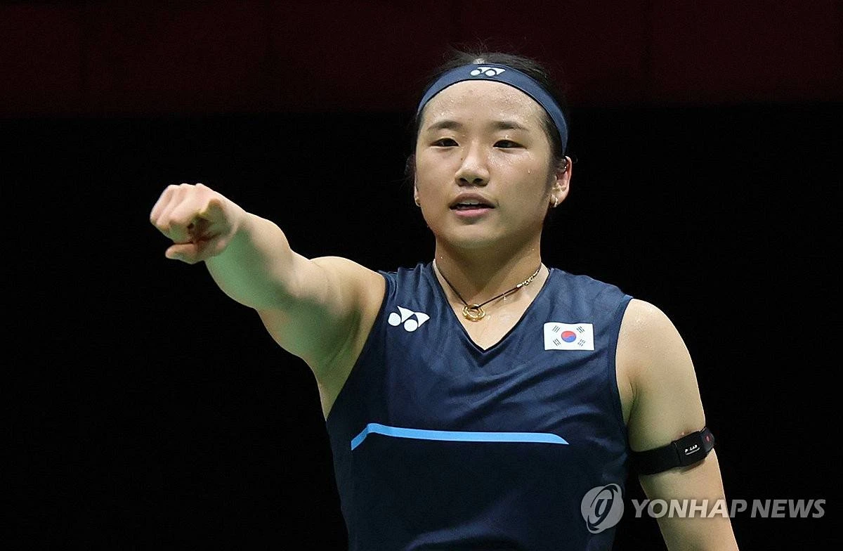 지난달 29일 일본 아이치현 이치노미야 시립체육관에서 열린 2026 아이치·나고야 아시안게임 배드민턴 여자 단식 결승 대한민국 안세영과 일본 야마구치 아카네의 경기. 승리를 거두며 2022 항저우 대회에 이어 2회 연속 여자 단식 정상을 지켜낸 안세영이 기뻐하고 있다 / 연합뉴스