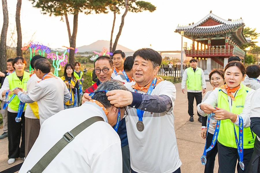 '1,000여 명 함께 걸은 계양아라뱃길' 계양구, '한마음 걷기 행사' 성료