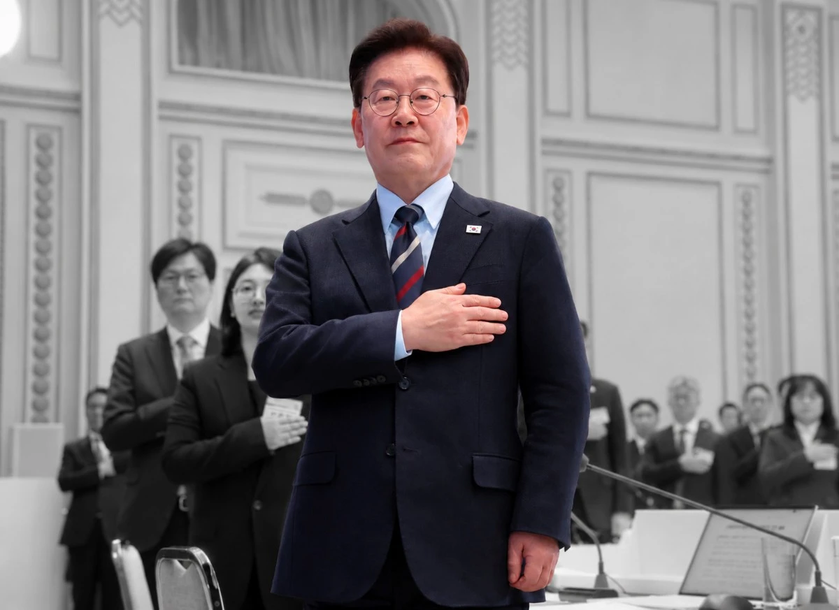 이재명 대통령이 23일 청와대에서 열린 규제합리화위원회 2차 전체회의에서 국민의례를 하고 있다. / 뉴스1