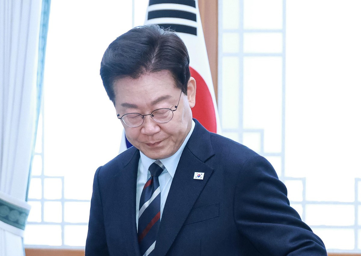 같은 날 나온 이 대통령 지지율... 차이가 나도 너무 심하게 난다