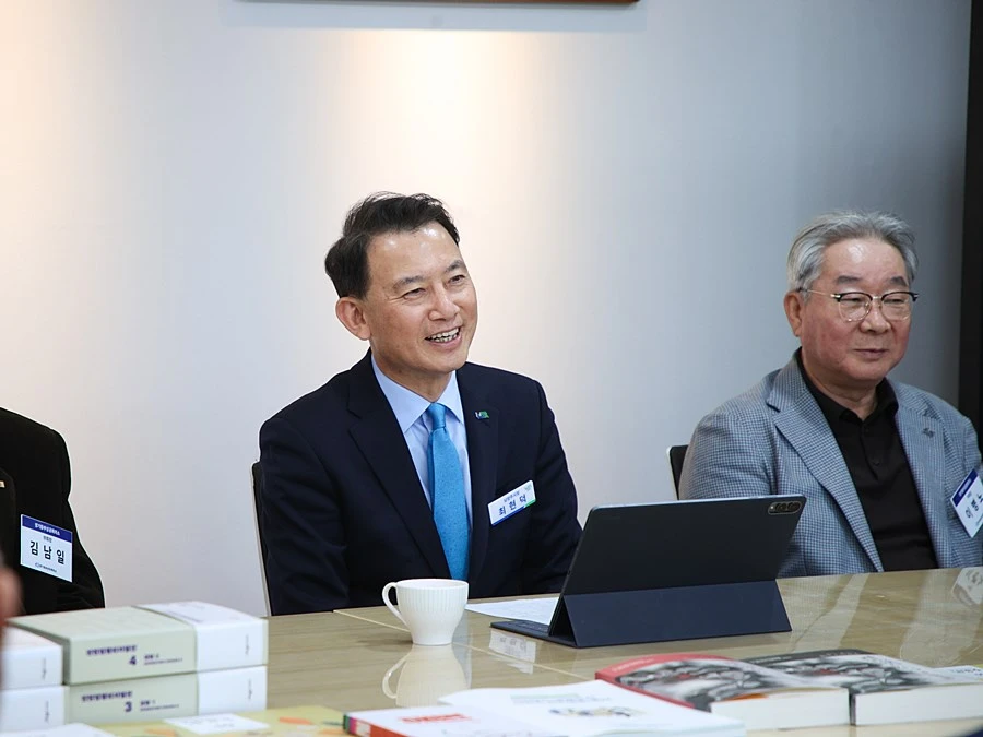 최현덕 남양주시장이 지난 23일 시장 집무실에서 경기동부상공회의소와 간담회를 하고 있다