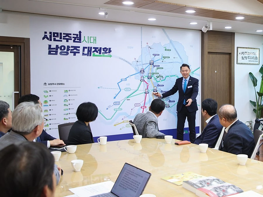 최현덕 시장이 경기동부상공회의소와 지역경제 현안을 공유하고 있다
