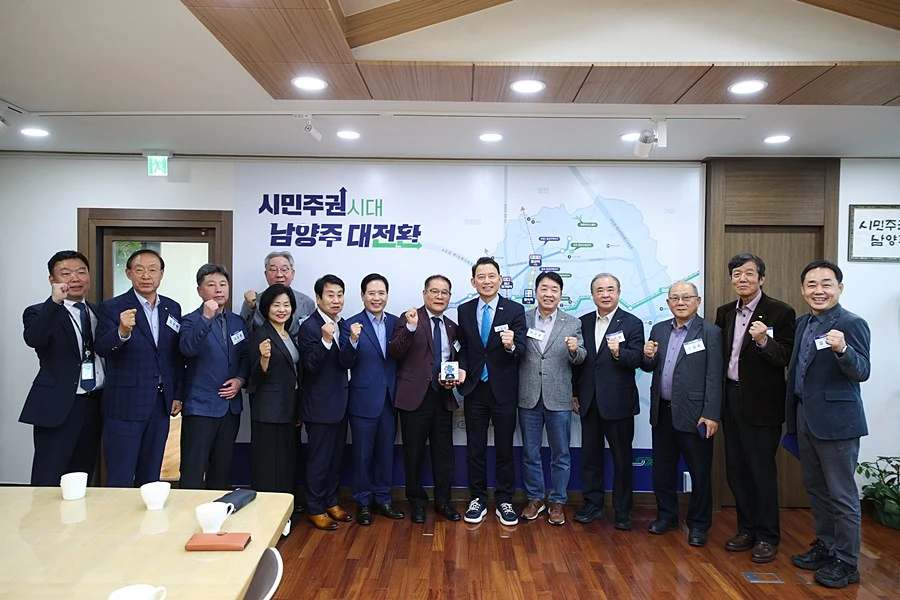 최현덕 시장과 이홍균 회장을 비롯한 관계자들이 기념촬영을 하고 있다(좌측 일곱 번째부터) 이홍균 회장, 최현덕 시장