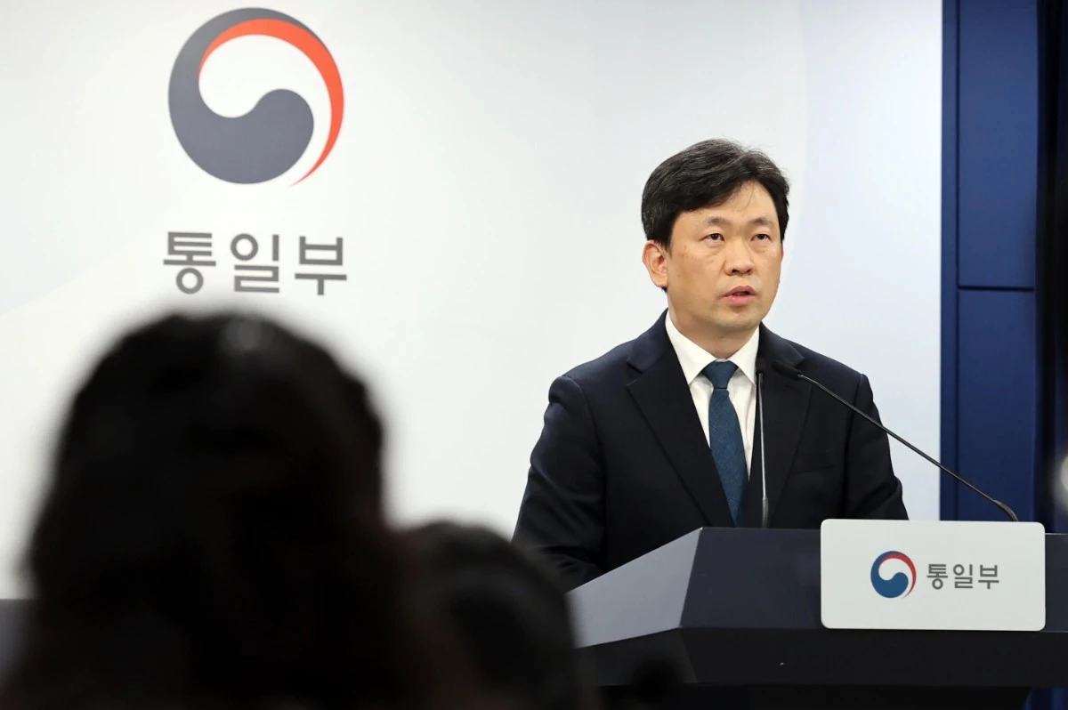 윤민호 통일부 대변인이 26일 서울 종로구 정부서울청사에서 브리핑하고 있다. 윤 대변인은 김정은 북한 국무위원장의 당일치기 방중 관련 질문에 답변했다. / 뉴스1