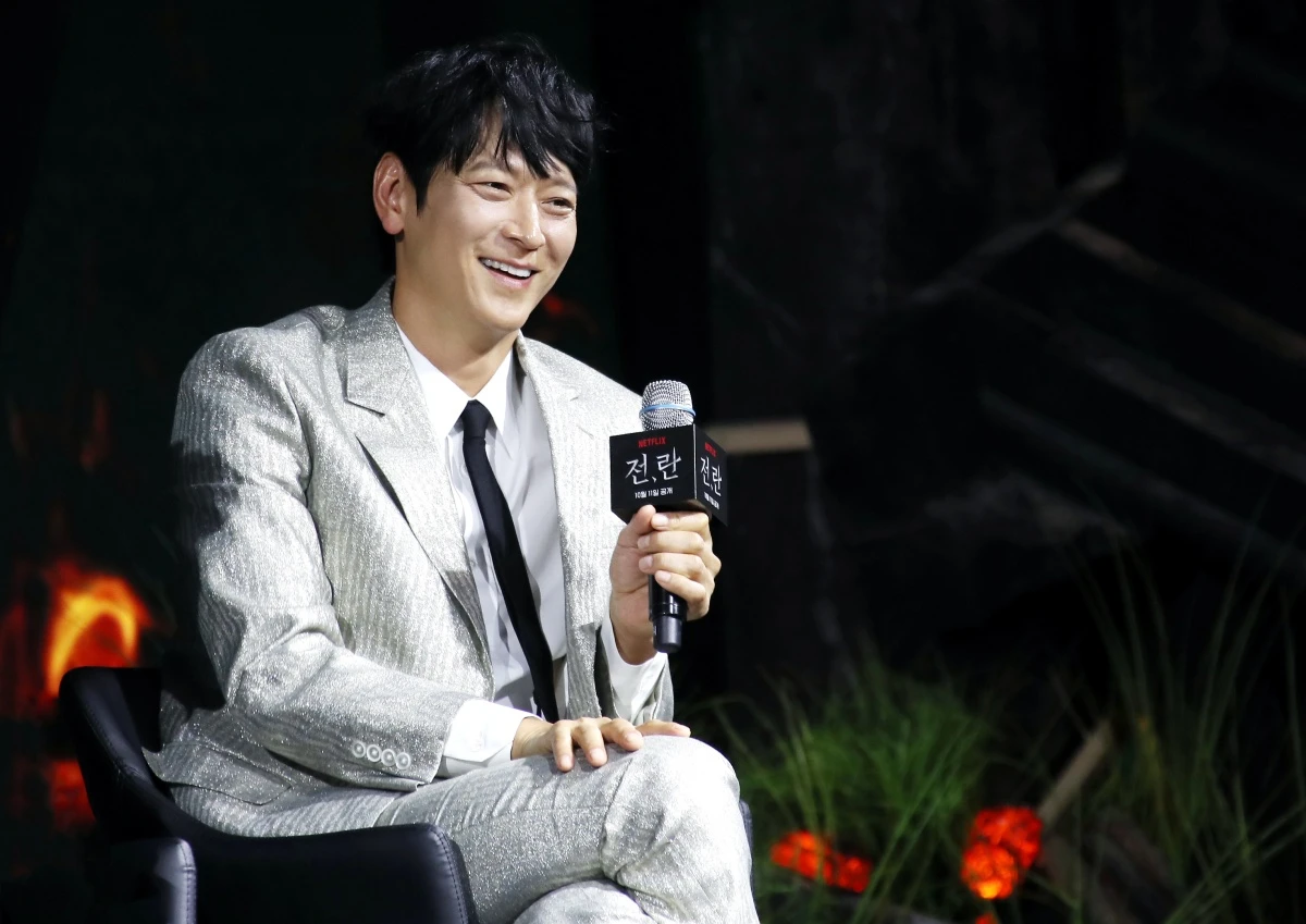 배우 강동원이 2024년 서울 종로구 JW 메리어트 동대문 스퀘어에서 진행된 넷플릭스 영화 '전,란'(감독 김상만) 제작보고회에 참석해 미소를 짓고 있다. / 뉴스1