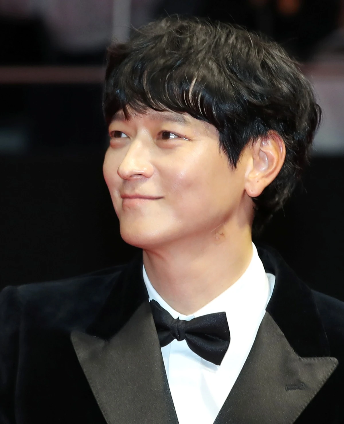 배우 강동원이 2024년 부산 해운대구 영화의전당에서 열린 ‘제28회 부산국제영화제’(BIFF) 개막식 레드카펫 행사에 참석해 인사를 하고 있다. / 뉴스1