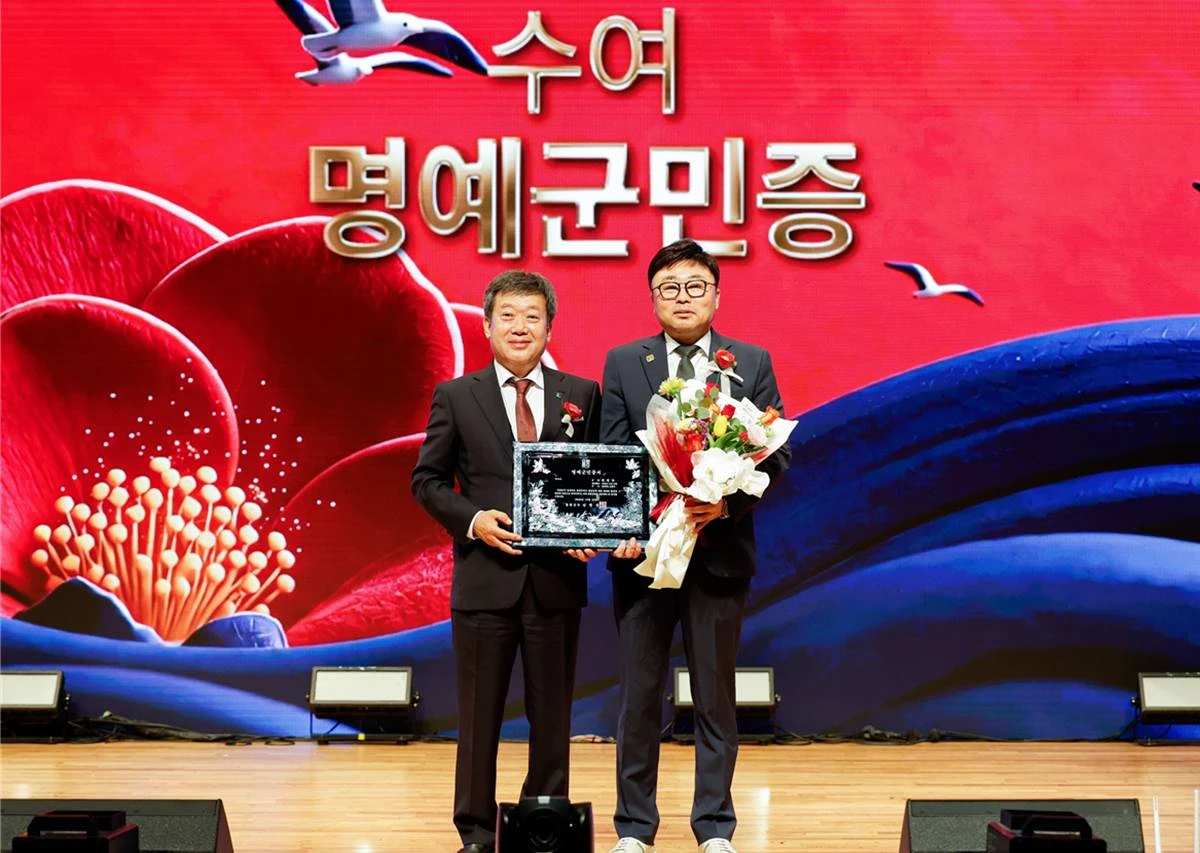 남한권 울릉군수(좌)의 최병욱 전국퇴직공무원노조 위원장(우)에 대한 울릉군 명예군민증 수여 모습