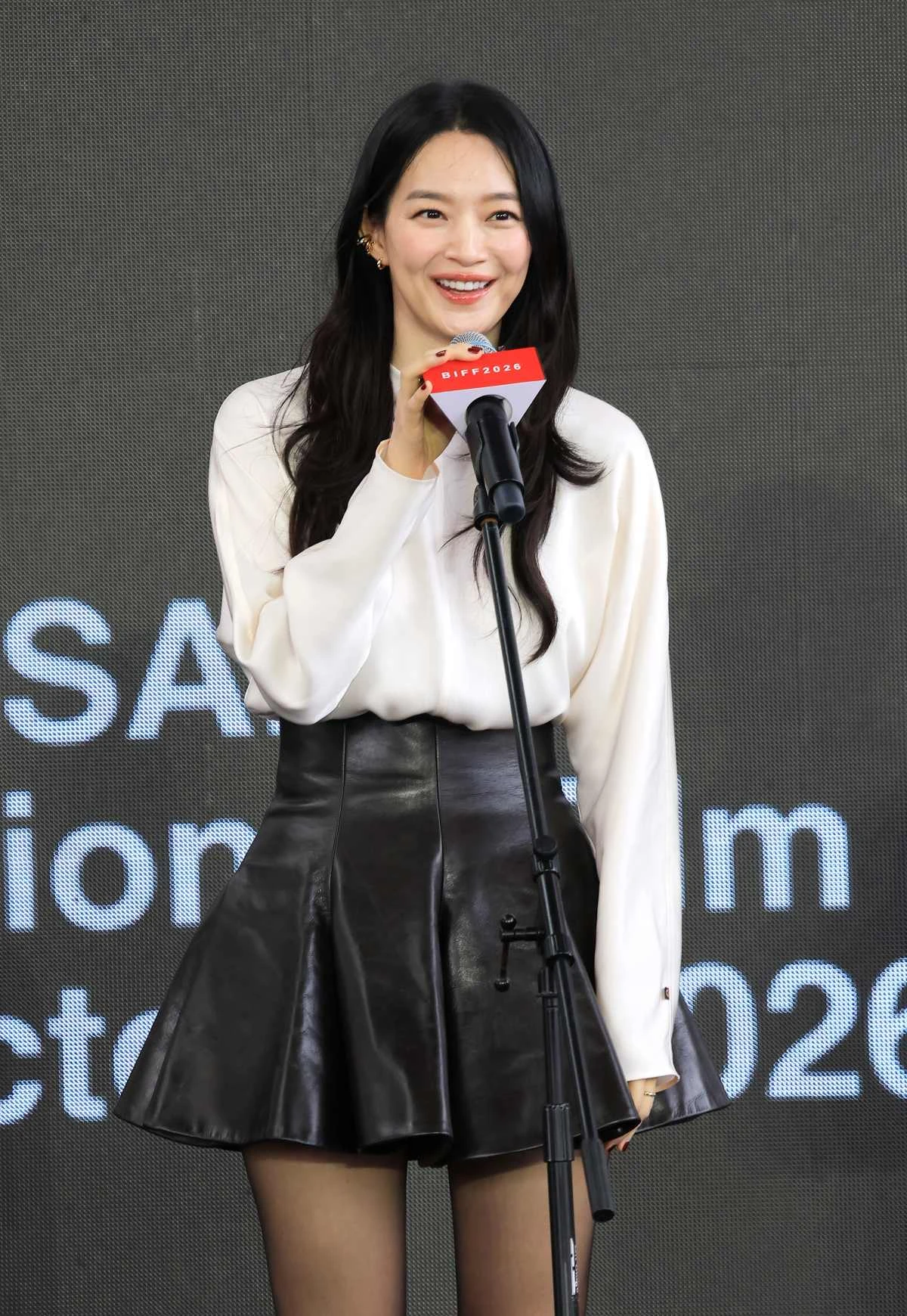 배우 신민아가 지난 10일 부산 해운대구 영화의전당 루프씨어터에서에서 열린 제31회 부산국제영화제 '재혼황후' 무대인사에서 인사말을 하고 있다. / 뉴스1