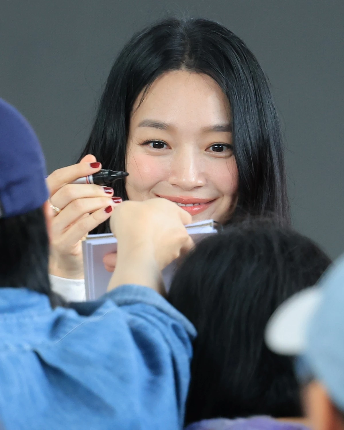 배우 신민아가 지난 10일 부산 해운대구 영화의전당 루프씨어터에서에서 열린 제31회 부산국제영화제 '재혼황후' 무대인사에서 객석으로 내려와 관객과 소통하고 있다.  / 뉴스1