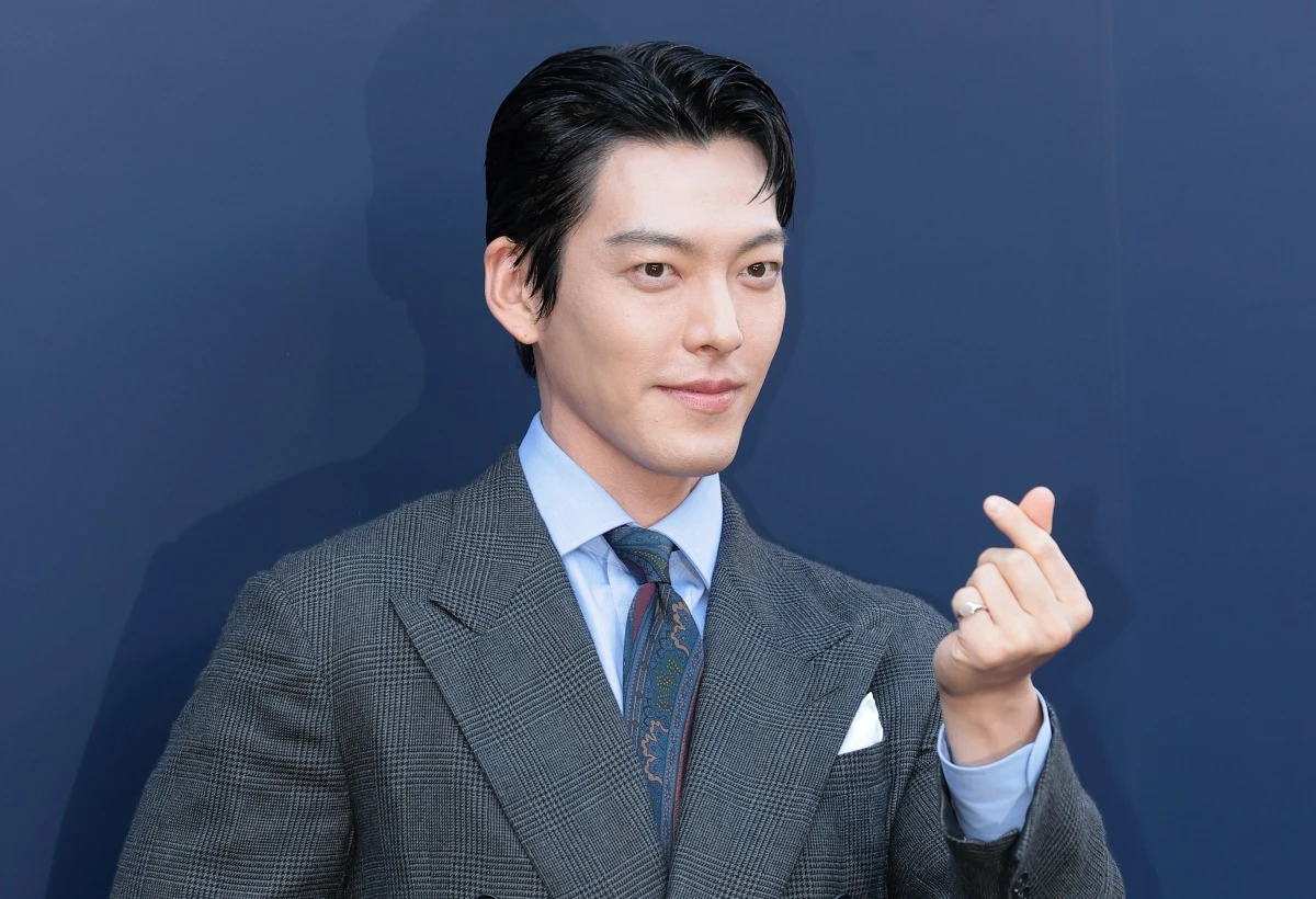 배우 김우빈이 지난달 서울 종로구 석파정 서울미술관에서 열린 랄프 로렌(RALPH LAUREN) 베리 랄프 스크리닝 행사에 참석해 포즈를 취하고 있다. / 뉴스1