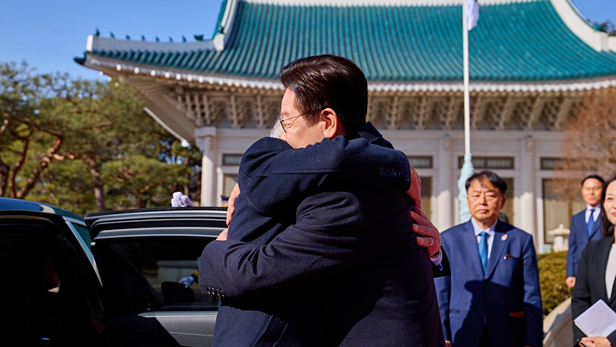 이재명 대통령이 지난 2월 청와대에서 루이스 이나시우 룰라 다 시우바 브라질 대통령을 영접하며 포옹을 하고 있는 모습 / 뉴스1