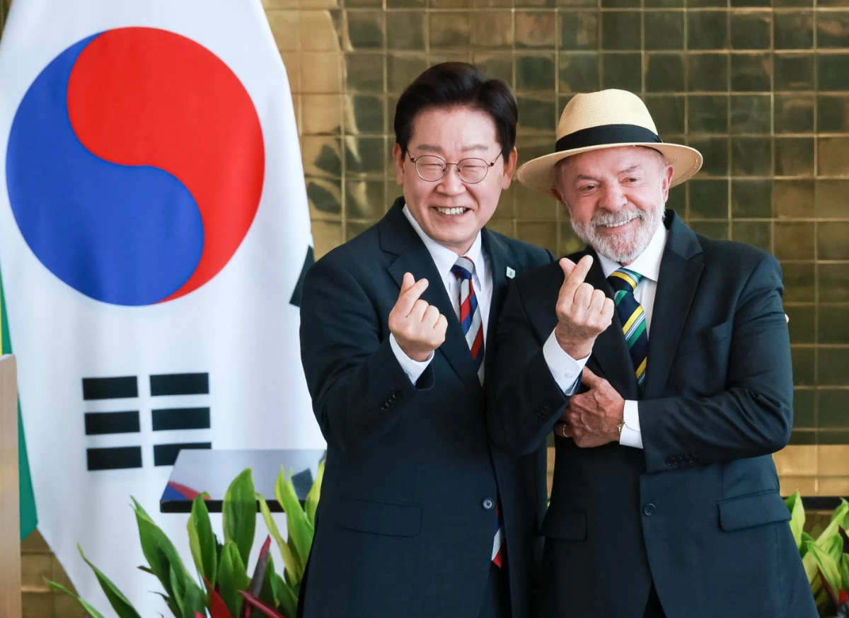 손하트 포즈를 취한 이재명 대통령과 룰라 대통령 / 뉴스1
