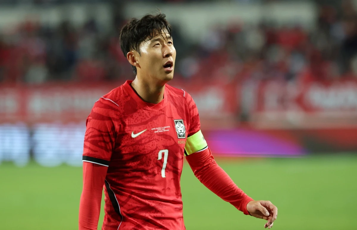 지난 6일 오후 경기도 용인시 미르스타디움에서 열린 하나은행 초청 축구국가대표팀 친선경기 한국과 우즈베키스탄의 경기에서 손흥민이 코너킥을 준비하며 전광판으로 상황을 보고 있다. / 뉴스1