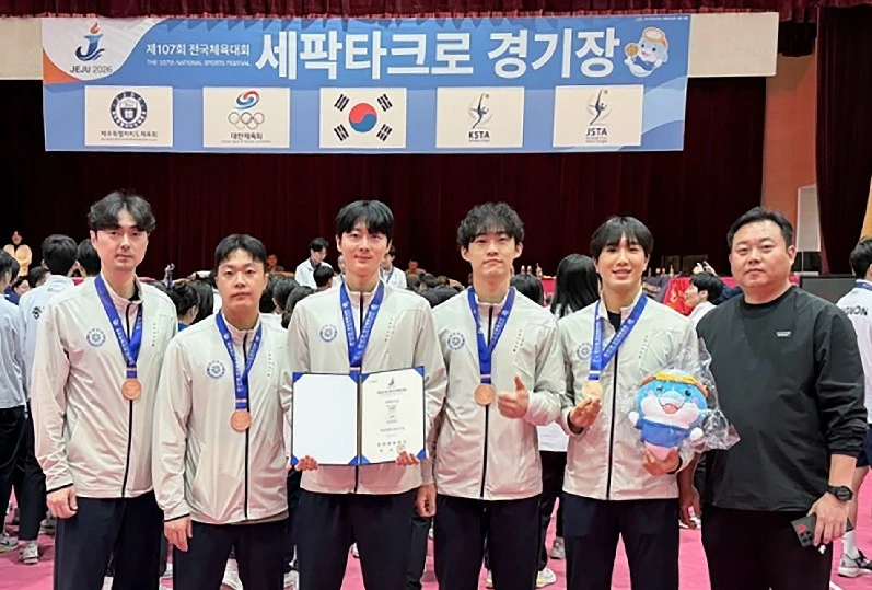 덕구청 세팍타크팀이 이달 20~22일 열린 제107회 전국체육대회 남자 일반부 레구 부문에서 동메달을 획득한 후 기념 촬영을 하고 있다./사진=대덕구청
