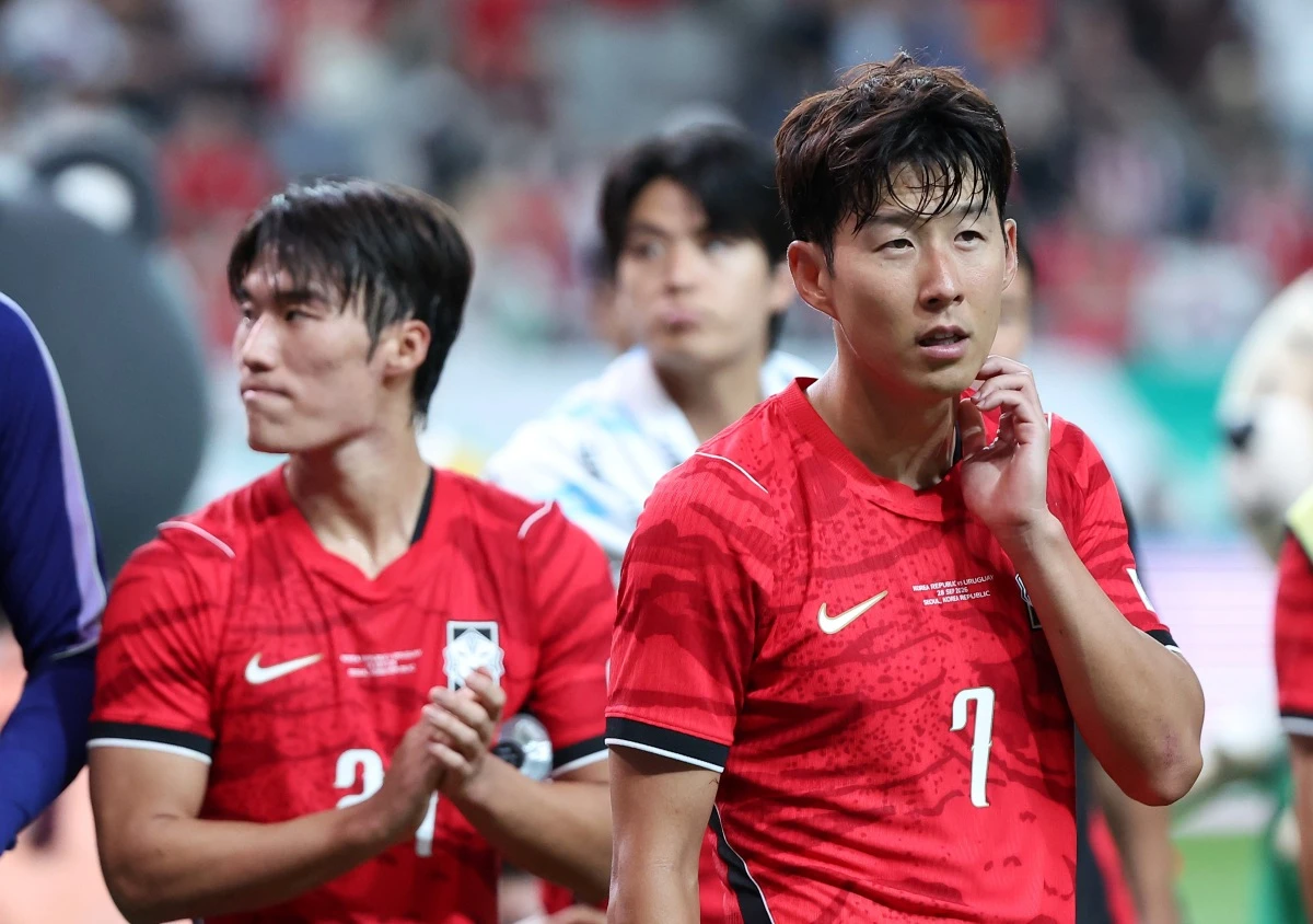 지난달 서울 마포구 서울월드컵경기장에서 열린 축구 국가대표팀 평가전 대한민국과 우루과이의 경기에서 1-4로 패배한 대한민국 손흥민이 관중석을 향해 인사하고 있다. / 뉴스1
