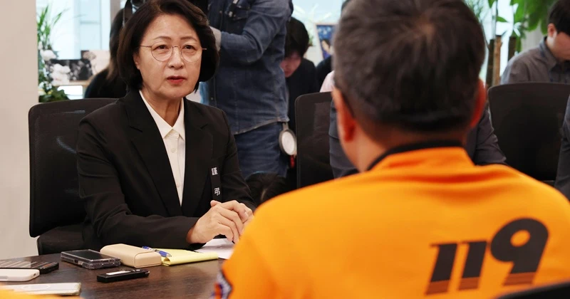소방관들 만난 추미애 경기도지사 / 뉴스1