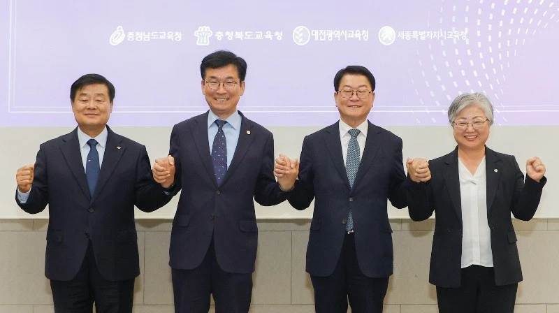 26일 충남 공주에서 열린 충청권 교육감 정책협의회에서 대전·세종·충남·충북 교육감들이 AI 미래교육과 교권 보호를 위한 공동 협력을 다짐하며 기념촬영을 하고 있다./사진=대전교육청