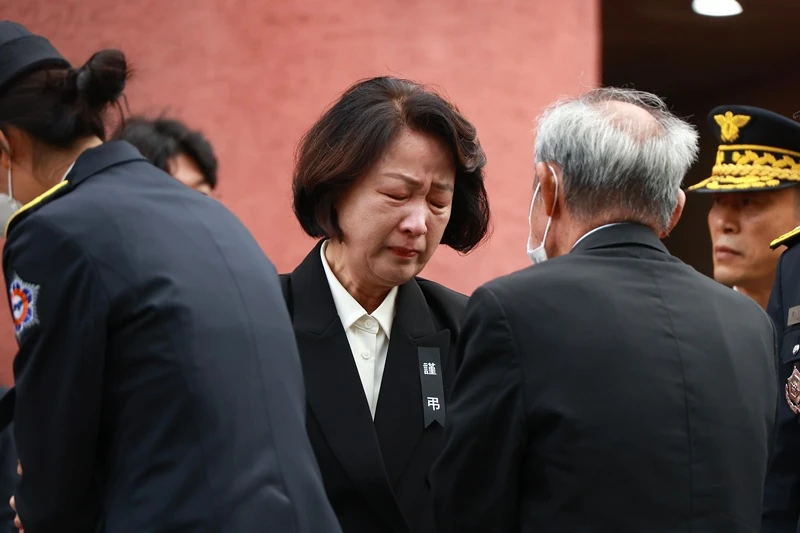 고 김진석 소방위 유족 위로하며 눈물 흘리는 추미애 경기도지사 / 뉴스1