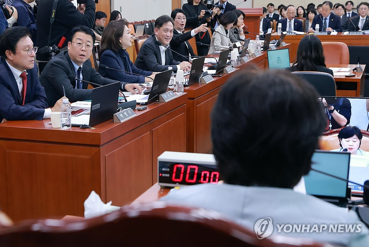 26일 국회 법제사법위원회에서 열린 법무부, 고위공직자범죄수사처, 대법원(법원행정처) 등에 대한 종합감사에서 국민의힘 주진우 의원이 준비한 이재명 대통령의 배우자 김혜경 여사가 서울 역삼동 화재 발생일 유명 프로골퍼와 골프를 쳤다는 의혹 관련 영상을 더불어민주당 소속 서영교 법사위원장이 상영하지 못하게 하자 국민의힘 법사위원들이 항의하고 있다. / 연합뉴스