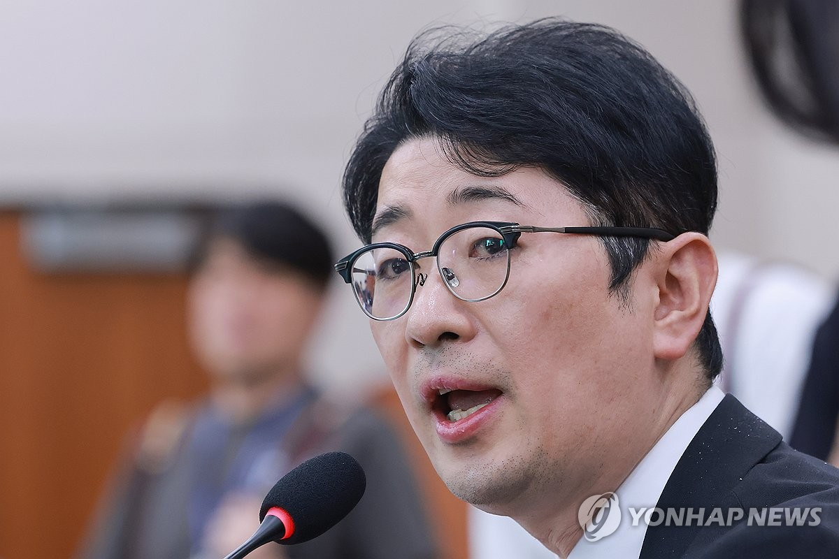 26일 국회 법제사법위원회에서 열린 법무부, 고위공직자범죄수사처, 대법원(법원행정처) 등에 대한 종합감사에서 국민의힘 주진우 의원이 이재명 대통령의 배우자 김혜경 여사가 서울 역삼동 화재 발생일 유명 프로골퍼와 골프를 쳤다는 의혹과 관련해 오동운 공수처장에게 질의하고 있다. / 연합뉴스