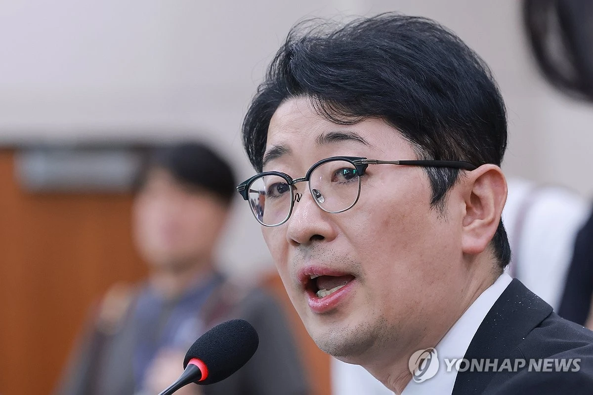 26일 국회 법제사법위원회에서 열린 법무부, 고위공직자범죄수사처, 대법원(법원행정처) 등에 대한 종합감사에서 국민의힘 주진우 의원이 이재명 대통령의 배우자 김혜경 여사가 서울 역삼동 화재 발생일 유명 프로골퍼와 골프를 쳤다는 의혹과 관련해 오동운 공수처장에게 질의하고 있다. / 연합뉴스