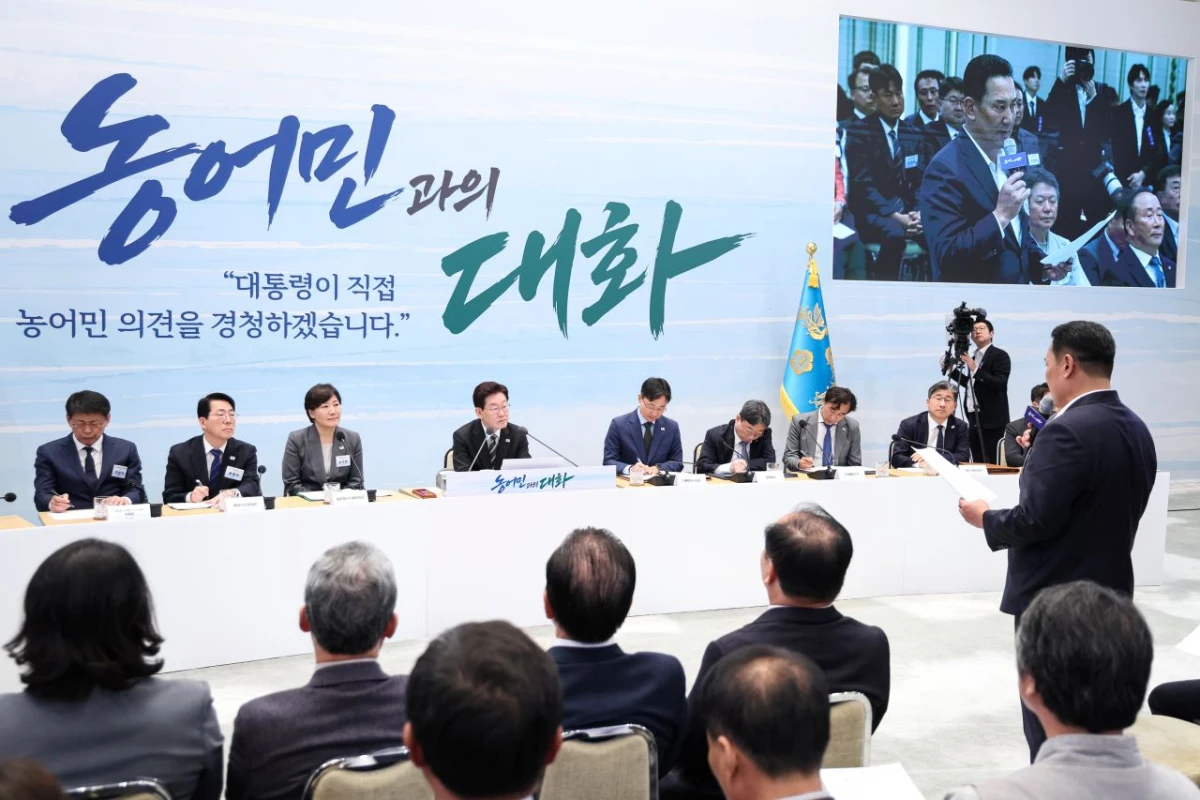 이재명 대통령이 26일 청와대 영빈관에서 열린 농어촌 간담회에서 이태용 한국수산업 경영인중앙연합회장의 발언을 듣고 있다. / 뉴스1