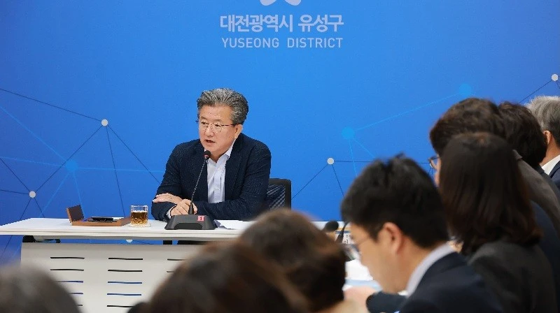 정용래 유성구청장이 26일 주간간부회의를 주재하고 있다./사진=유성구