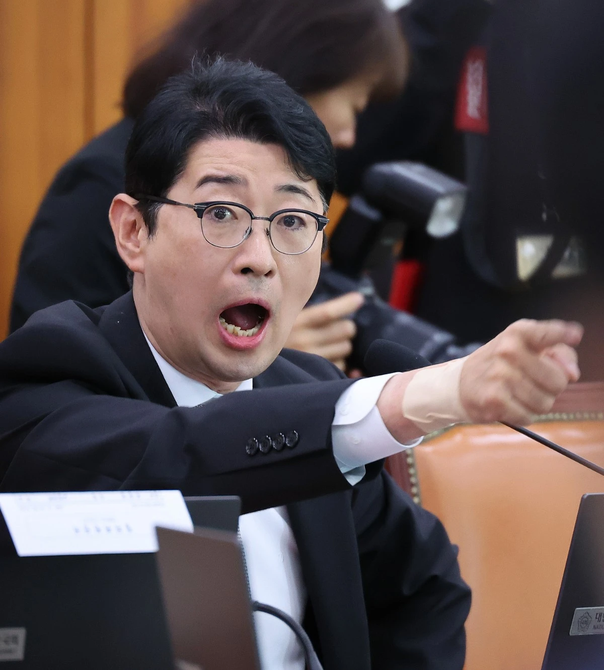 주진우 국민의힘 의원이 26일 서울 여의도 국회에서 열린 법제사법위원회의 법무부 등에 대한 종합감사에서 이재명 대통령의 배우자 김혜경 여사가 서울 역삼동 화재 발생일 유명 프로골퍼와 골프를 쳤다는 의혹과 관련해 영상을 재생하는 것이 불허되자 더불어민주당 의원들과 언쟁을 벌이고 있다. / 뉴스1